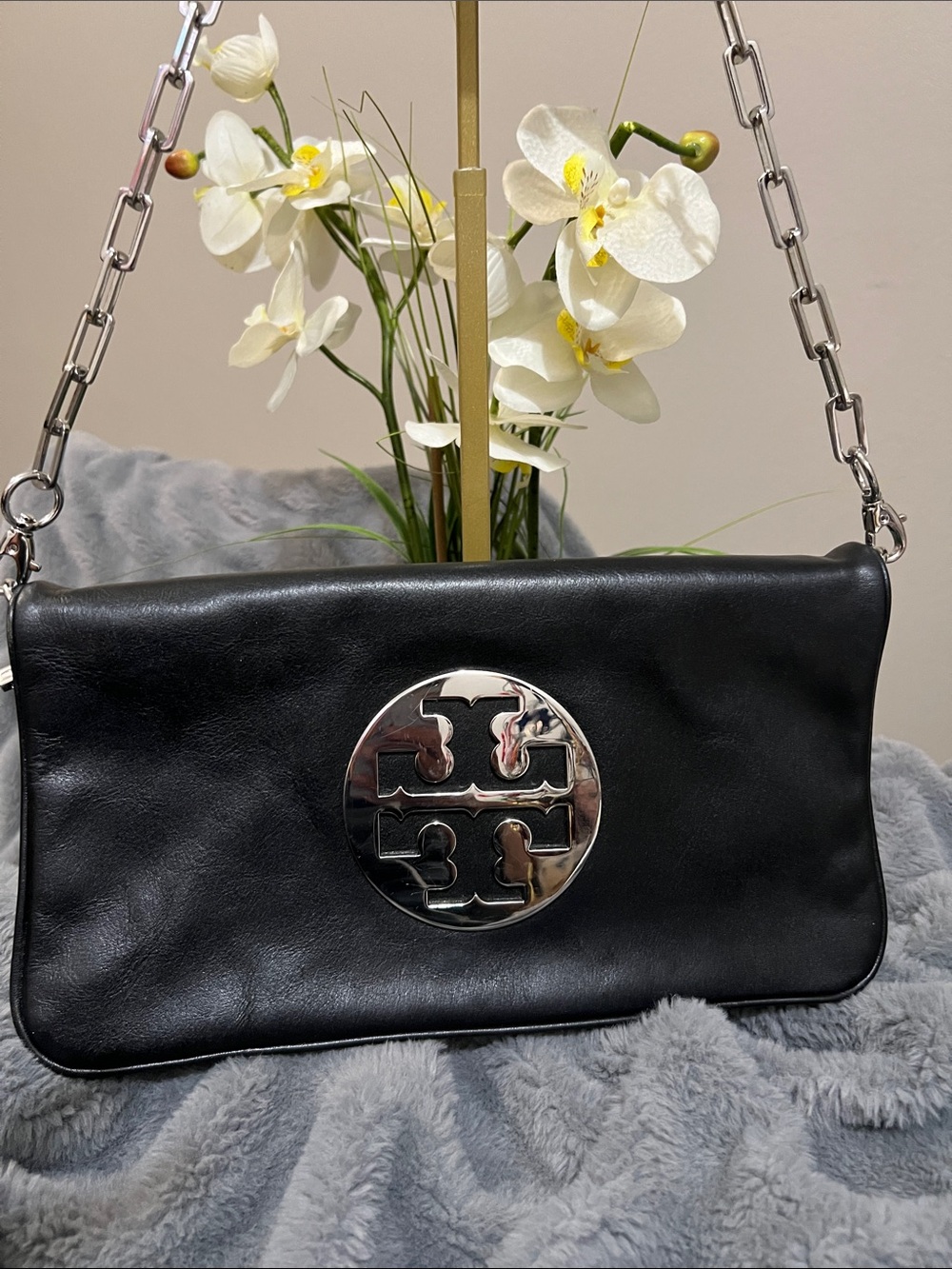 Tory Burch Reva $349 Black Leather Shoulder Bag Clutch Silver Logo EUC - Picture 2 of 10